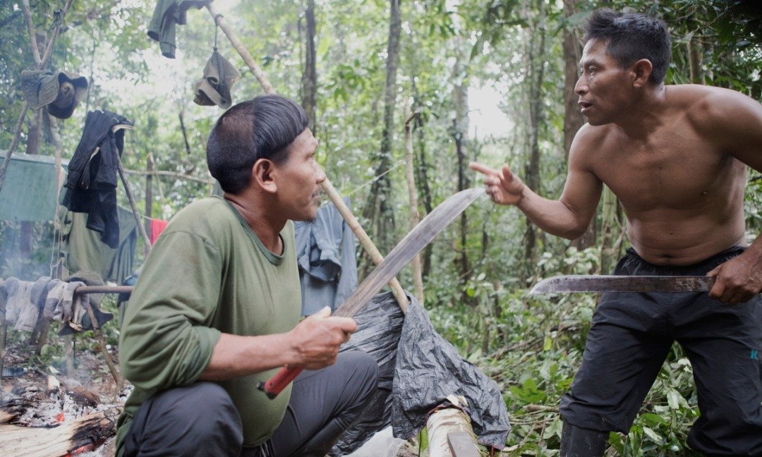 巴西雅瓦里溪谷保护区是目前世界上最大的“未接触部落”集中地，当中至少有11个部落。这是两名手持长刀的巴西原住民在对话。