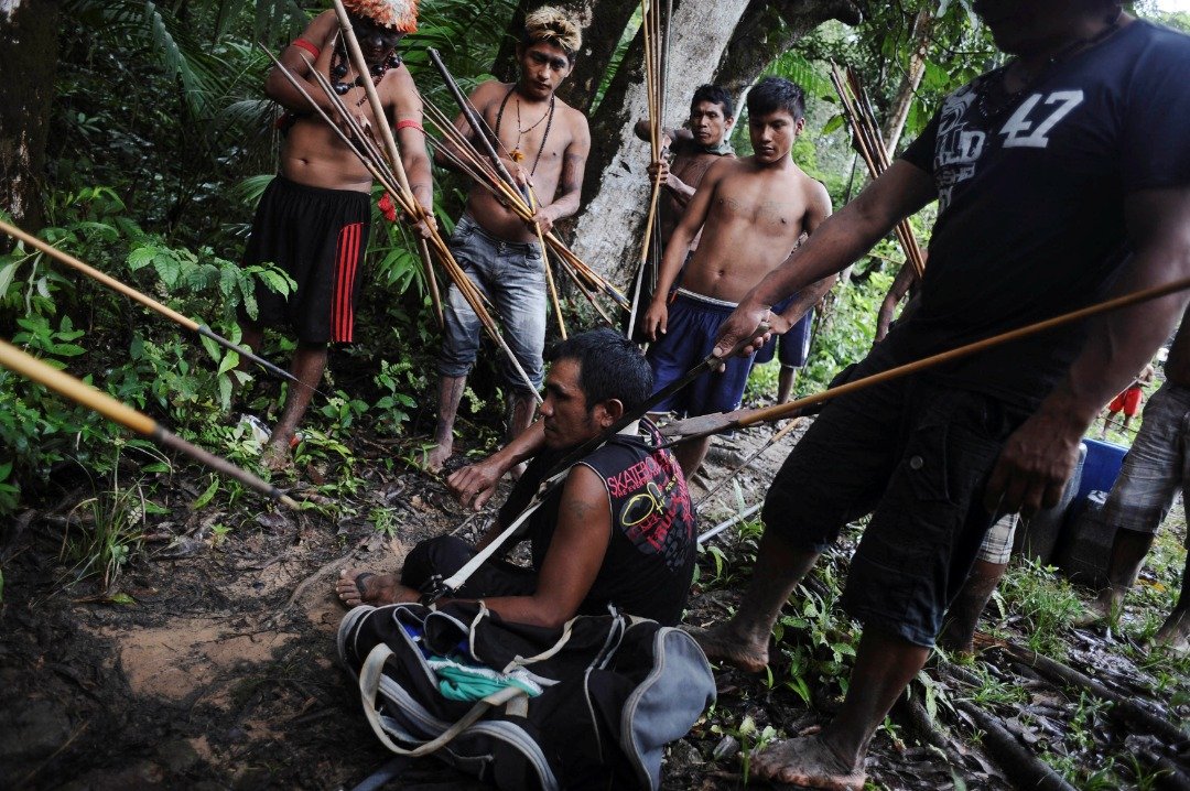 受到外部文明的侵进，亚马逊雨林中的原始部落生活空间不断在缩小，面临生存的危机。2014年，一群手持自制弓箭及利矛的巴西蒙杜鲁库族战士，拘押著一名非法采集金矿的男子。