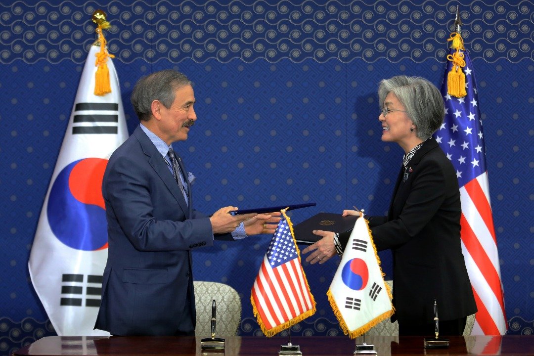 韩国外交部长康京和（右）与美国驻韩国大使哈里斯，周五签署第10份韩美防卫费分担协定。根据协定，韩国将承担多8%的防卫费用，让更多美军驻扎在韩国。