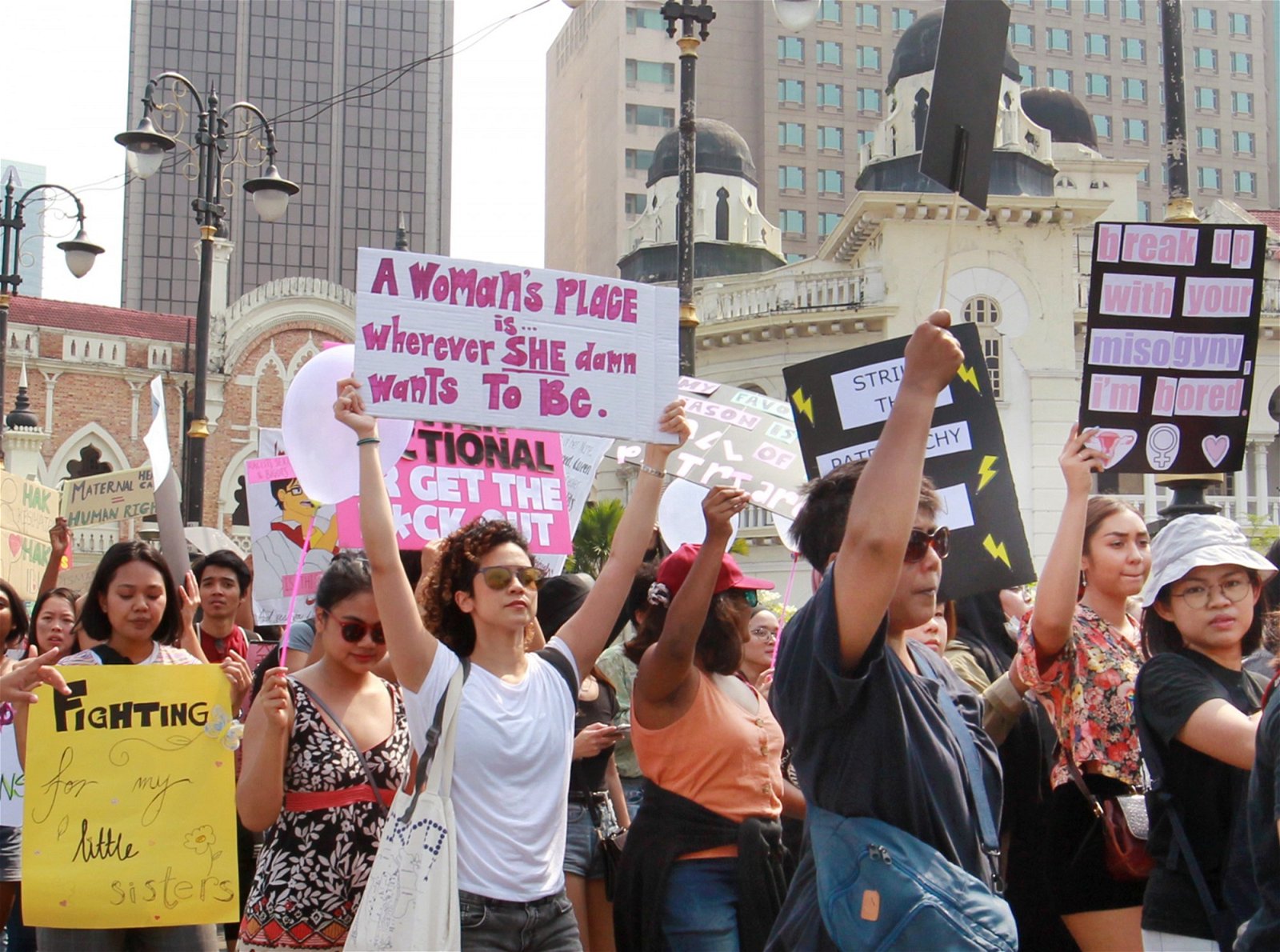 约300来自不同背景的妇女及公众参与游行，要求争取更多的女性权益。