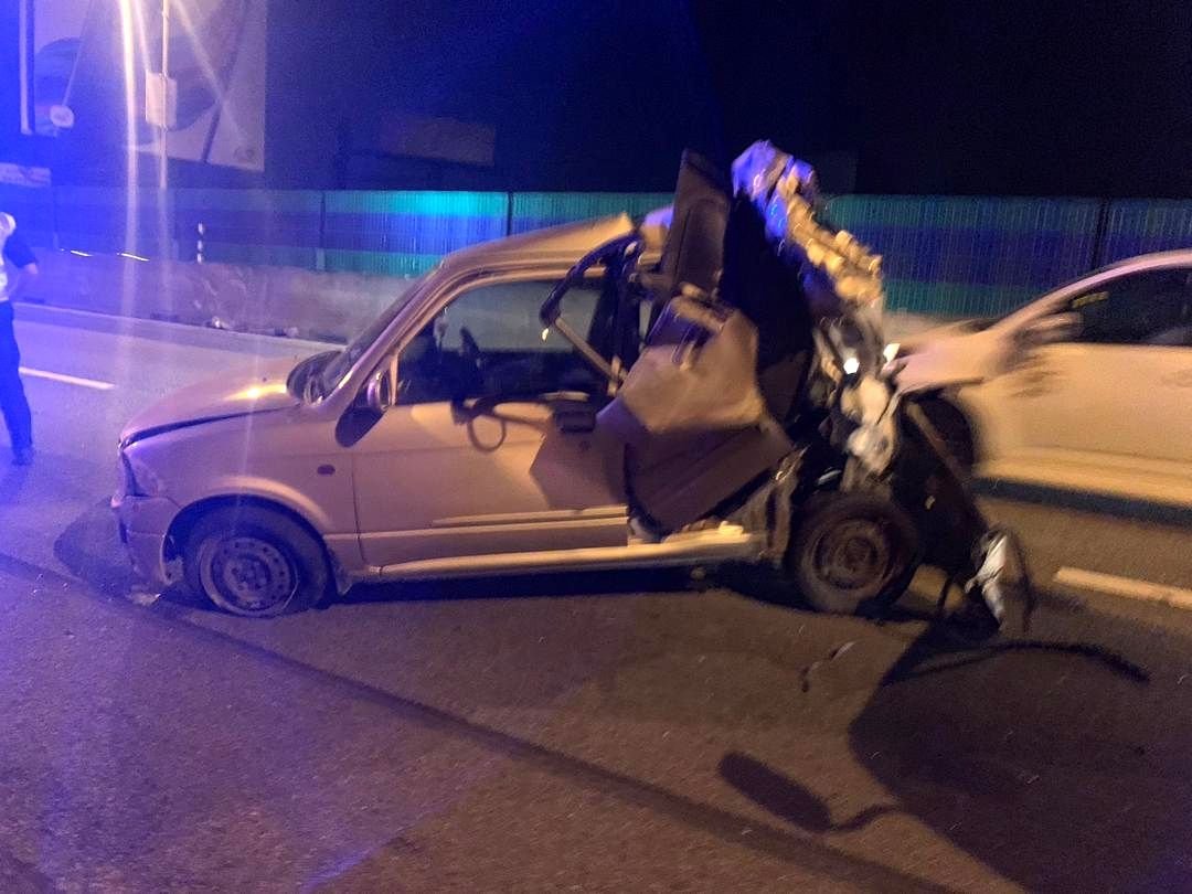 金龙鱼轿车经过槟城大桥时，遭一辆车速极快的轿车猛烈撞击，导致金龙鱼轿车失控打转。