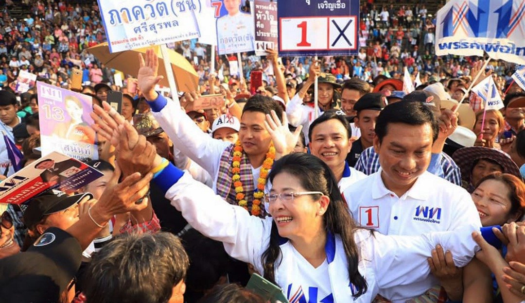 为泰党首相候选人坤英（中）及其团队在大批人群的簇拥下，在清莱的竞选活动中朝支持者微笑挥手。社交媒体在现今社会的广泛使用，已然对选举形成一股不可忽视的影响力。