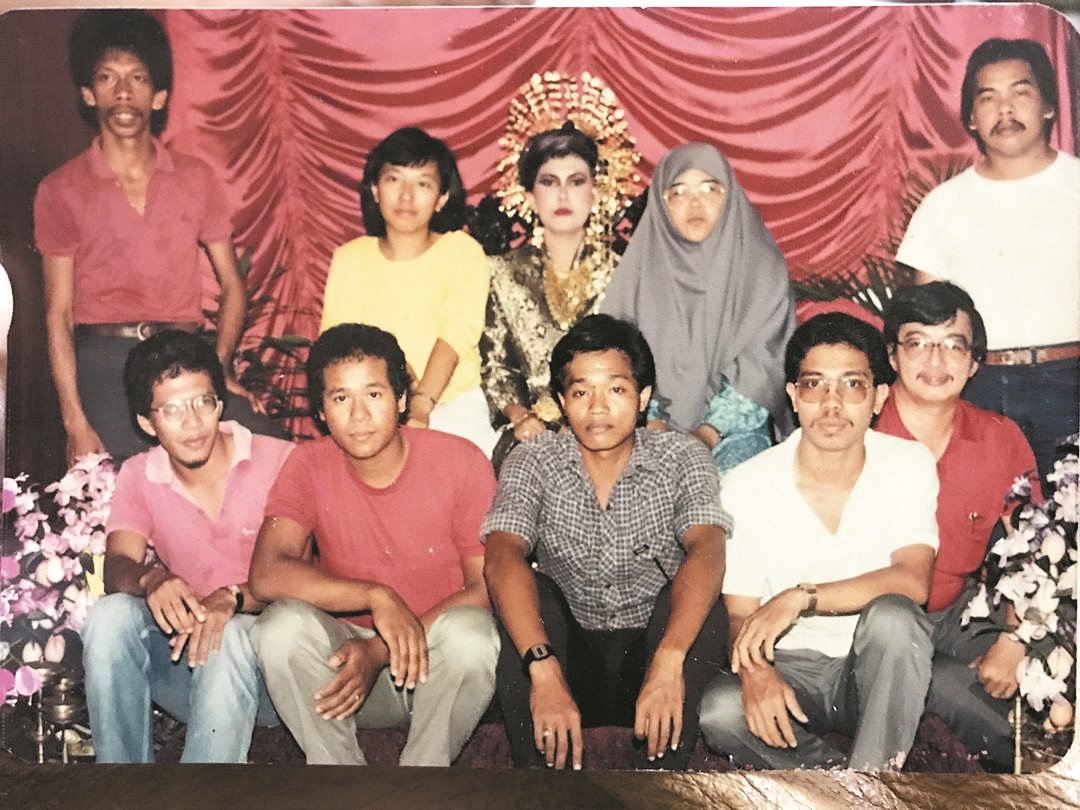 卜志坚（前排右）在直凉国民型中学执教时，出席友 族同事的婚礼。