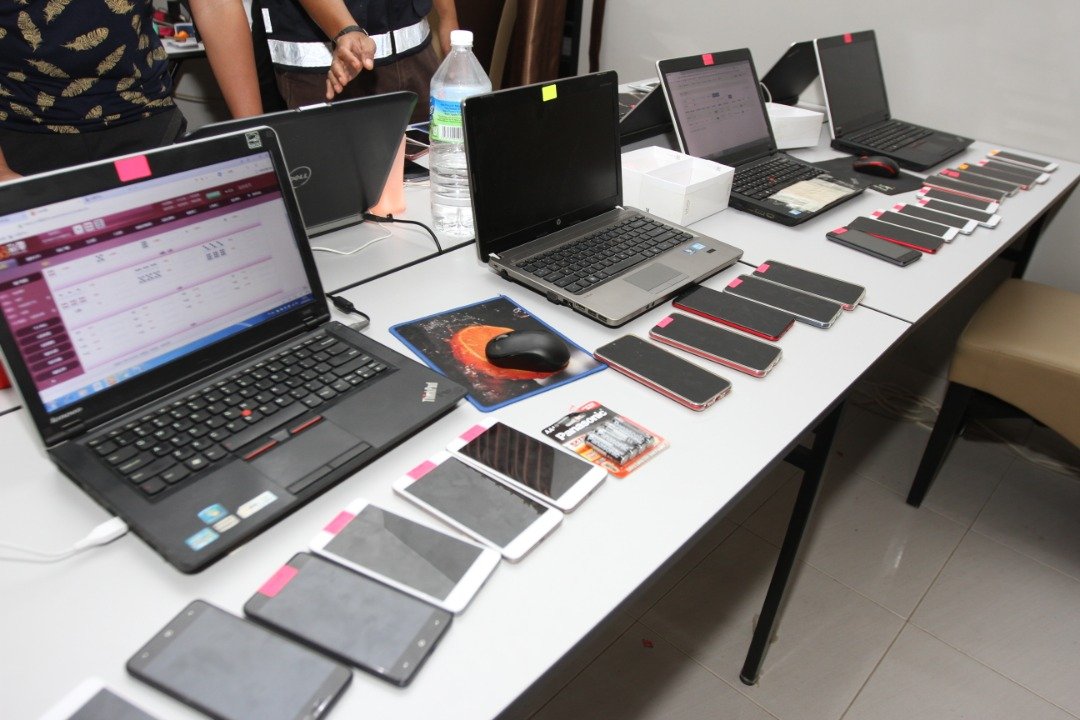 警方在现场扣押13台笔记型电脑和77台手机，手机也是用作赌博用途。