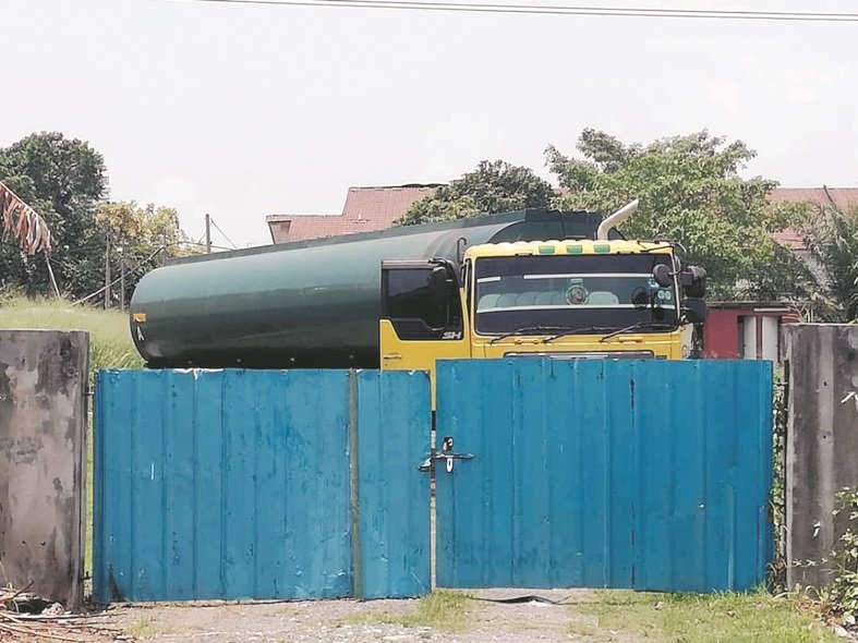 居民拍到油槽罗里的照片，黄色车头绿色拖格。