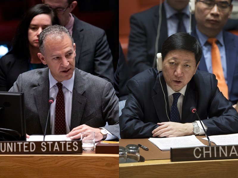 美国驻联合国代理大使柯恩（左）及中国驻联合国副大使吴海涛（右）。