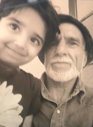 71岁爷爷达奥纳比（右）和孙子合照。