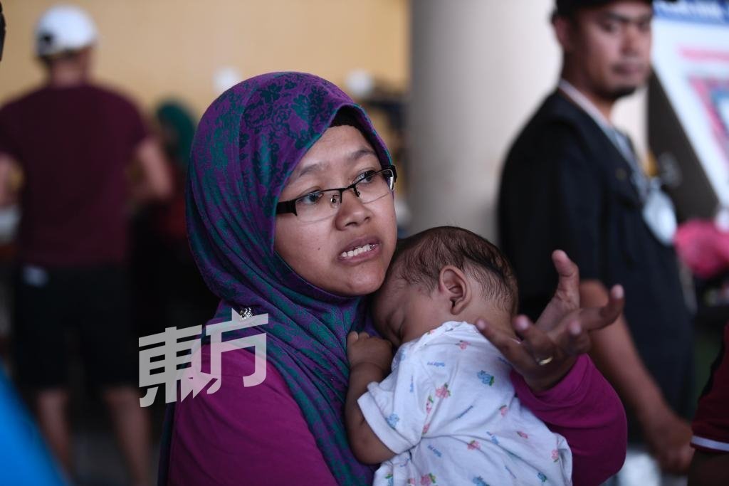 母亲沙露玛不满遭阻止进入指挥与医疗中心。