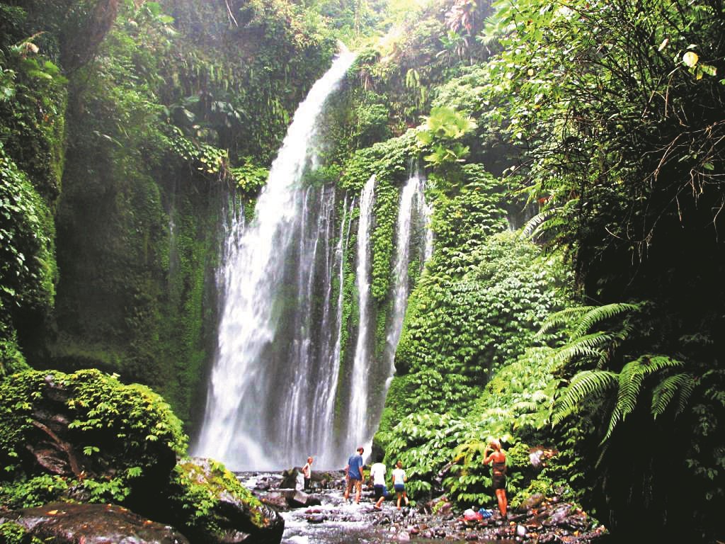 发生山石倾泻的 Tiu Kelep 瀑布是与龙目岛北部森纳鲁村最受欢迎瀑布之一，靠近印尼第二高的林贾尼火山。