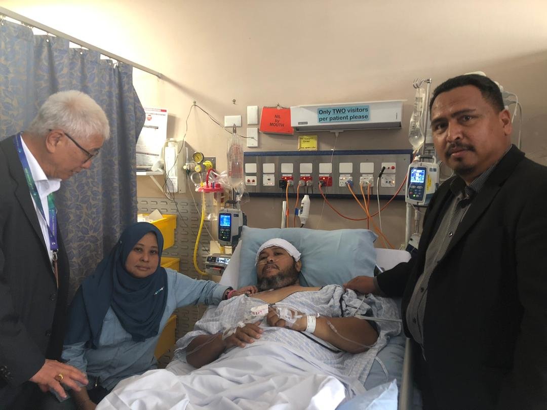 莫哈末纳兹里（左3）的情况已稳定，只是在止痛药的影响下感到有点疲乏，彭文宝（左）及阿兹鲁（右）于周日抵达基督城医院后探访他。