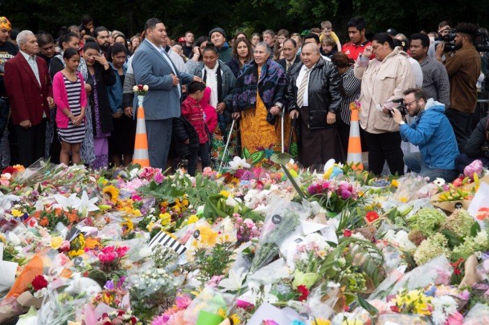 纽西兰民众在枪击案发生后，不分宗教和族群均自发的到案发现场用自己的方式悼念死者。图为萨摩亚教会成员们于周日，透过歌唱吊唁遇难者。