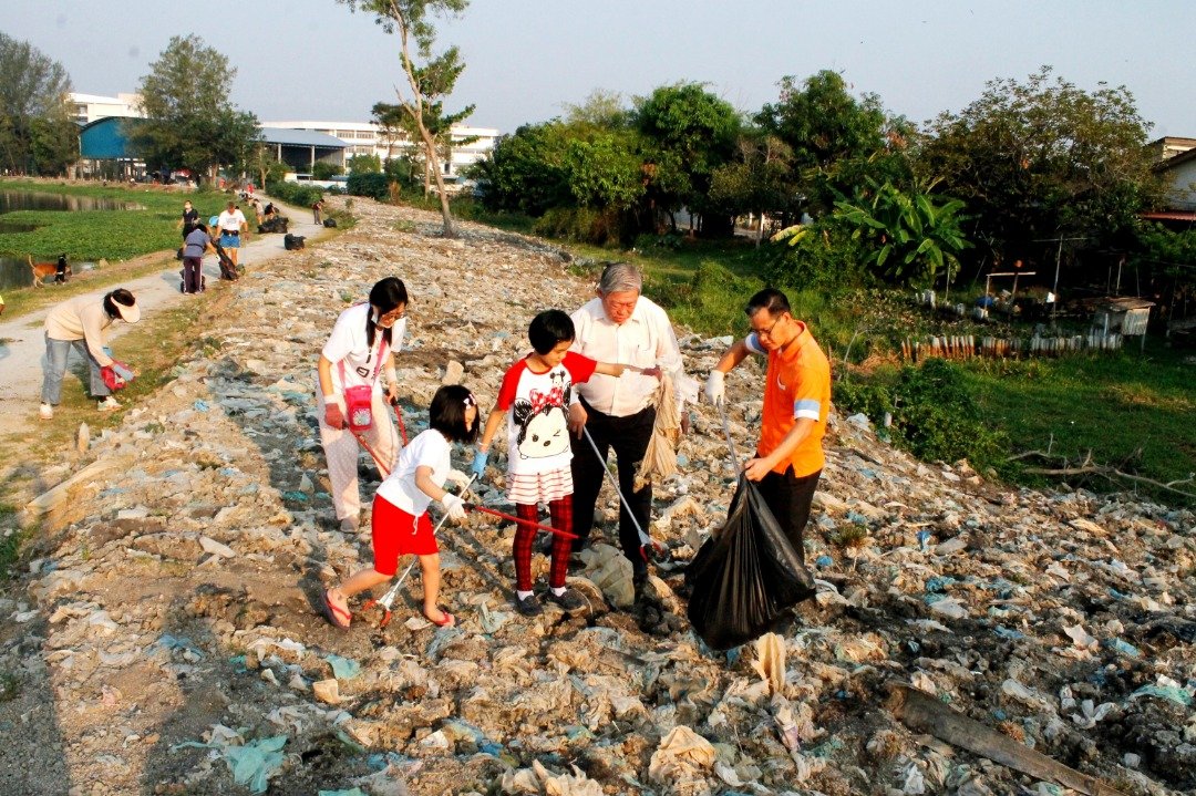 陈润辉（右起）及陈宗兴与孩子们一起响应南眉河淤泥垃圾大扫除运动。