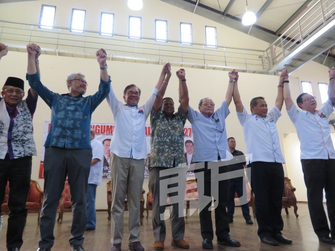 安华（左3起）宣布斯特兰为晏斗州选区补选候选人。左起为莱斯拉汀、卡里沙末、林吉祥、阿米努丁及林冠英。