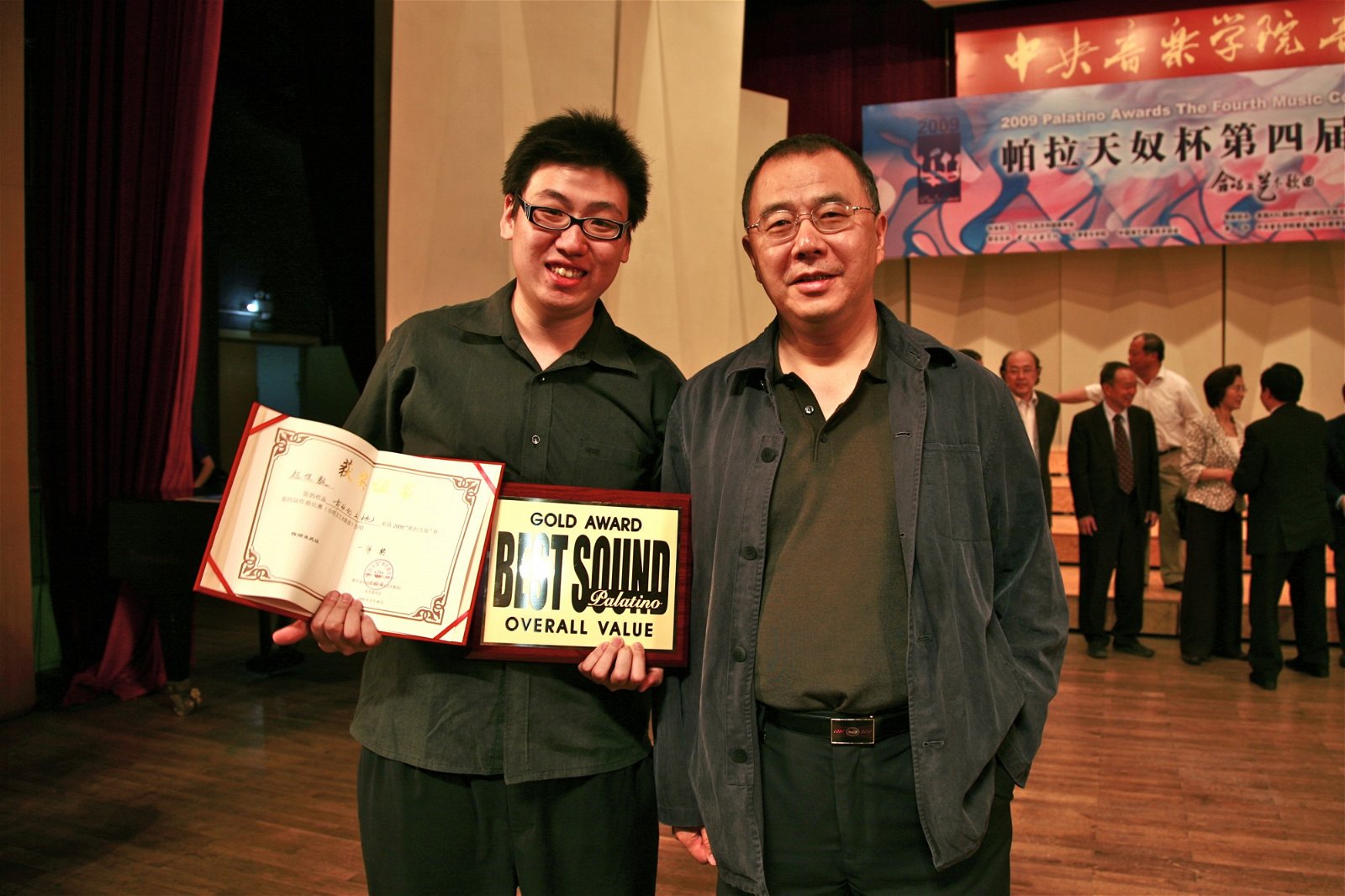 2009年柏拉天奴杯第四届作曲 比赛，赵俊毅已崭露头角，凭 著合唱曲《舞动的土地》夺得 一等奖。右为北京中央音乐学 院的恩师唐建平。