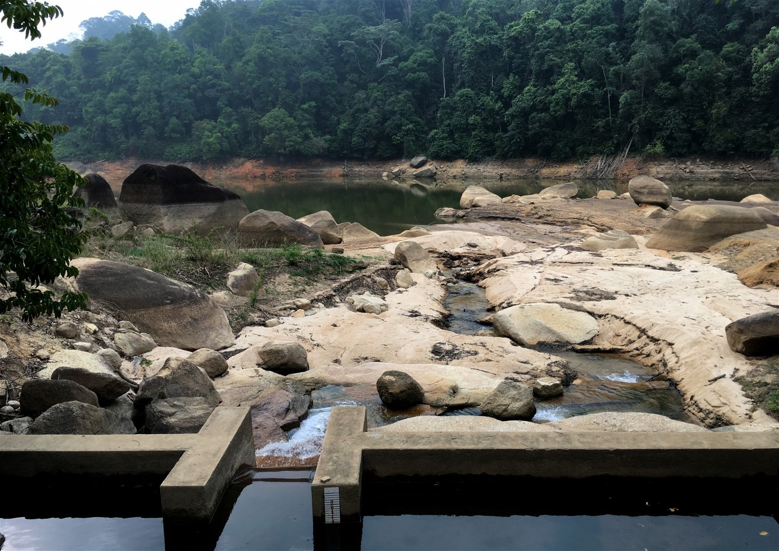 亚依淡水坝部分蓄水区已经干枯。