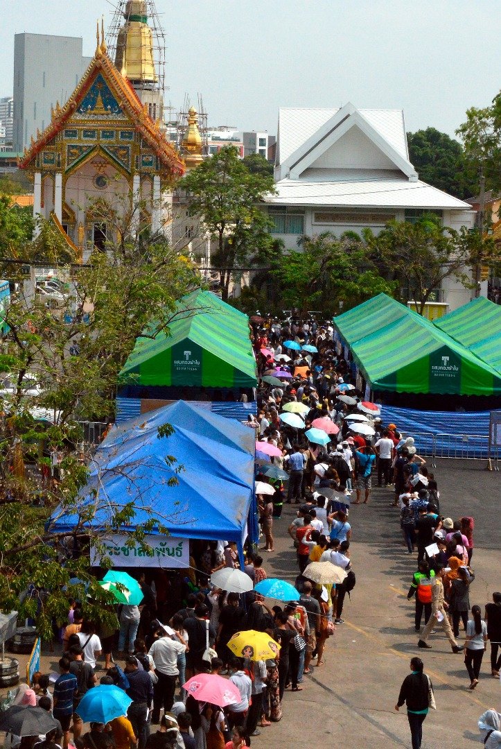大批提早投票的泰国选民，周日纷纷涌向了设立在Wat That Thong的投票中心。投票中心现场排起了长长的人龙，民众无惧烈阳高温，等待行使他们的公民投票权。