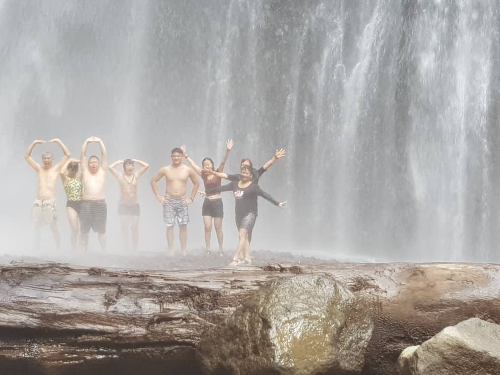 利民达数名团友在出事前，站在气势磅礡的Tiu Kelep瀑布前，享受瀑布倾泻而下的美妙感觉，不料10分钟后即遇上地震而酿人命伤亡。