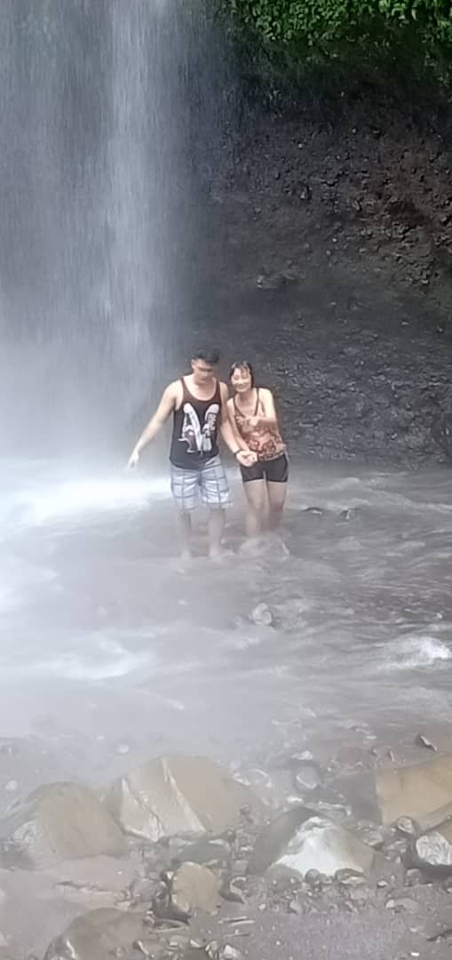 土崩发生前，戴秀琴与小儿子及同学欢乐的在瀑布戏水。