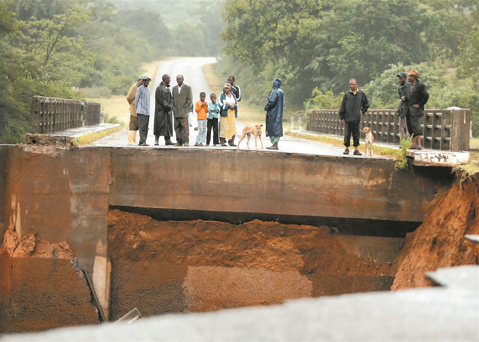 津巴布韦民众站在被伊代冲毁的断桥上进行观望。此次风灾，津巴布韦大部分的失踪者估计是公务员，他们的住宅建筑全遭洪水淹没，但救援人员目前仍无法到达灾区。