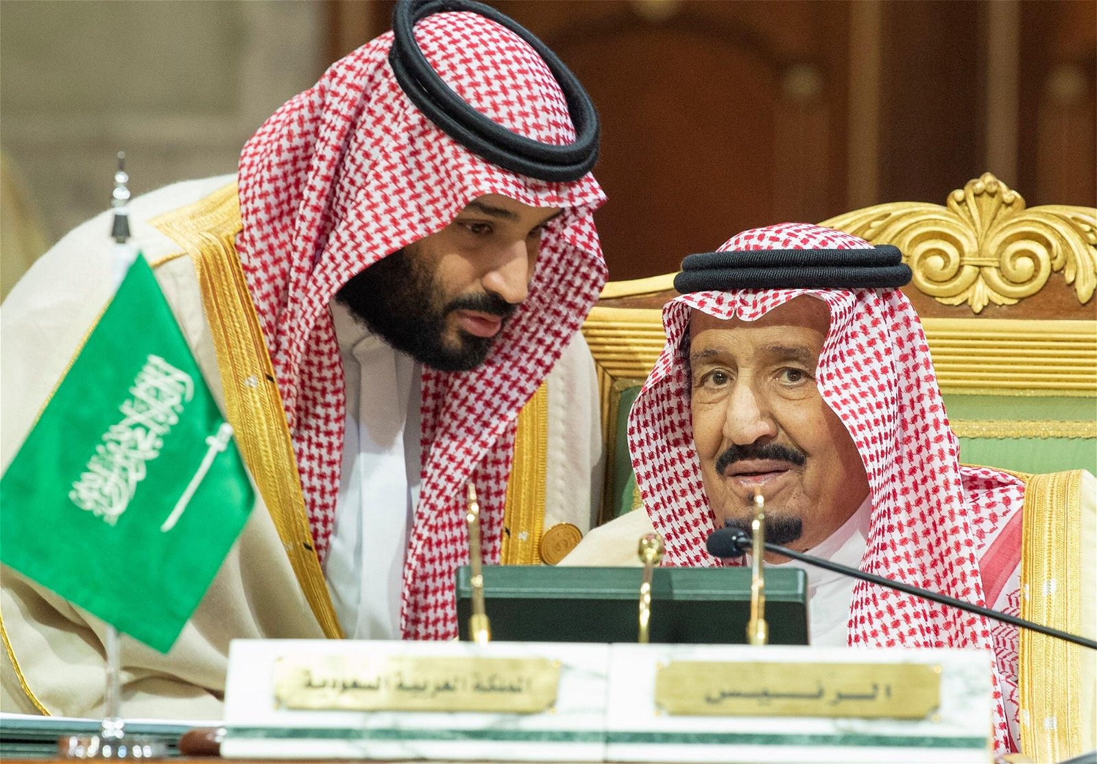 沙地阿拉伯王储穆罕默德（左）在涉及记者命案后，爆出与父亲国王萨勒曼（右）产生嫌隙，近日鲜少公开露面。