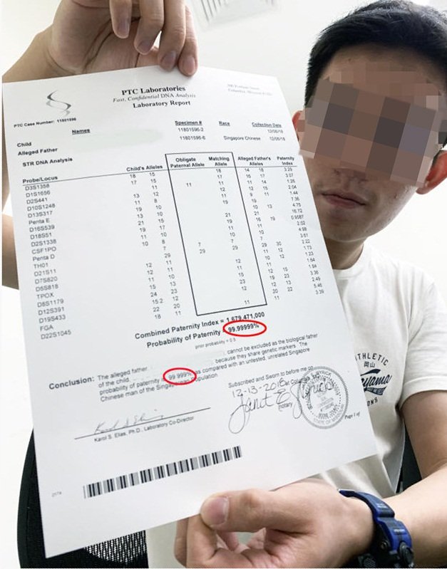 来自马来西亚的23岁华裔男子展示，脱氧核糖核酸检验报告显示，证实与狮城生父99.999%是父子关系。
