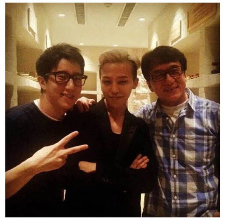 因为成龙(右)的牵线，让房祖名( 左) 和 BIGBANG的GD及其他成员成为朋友。