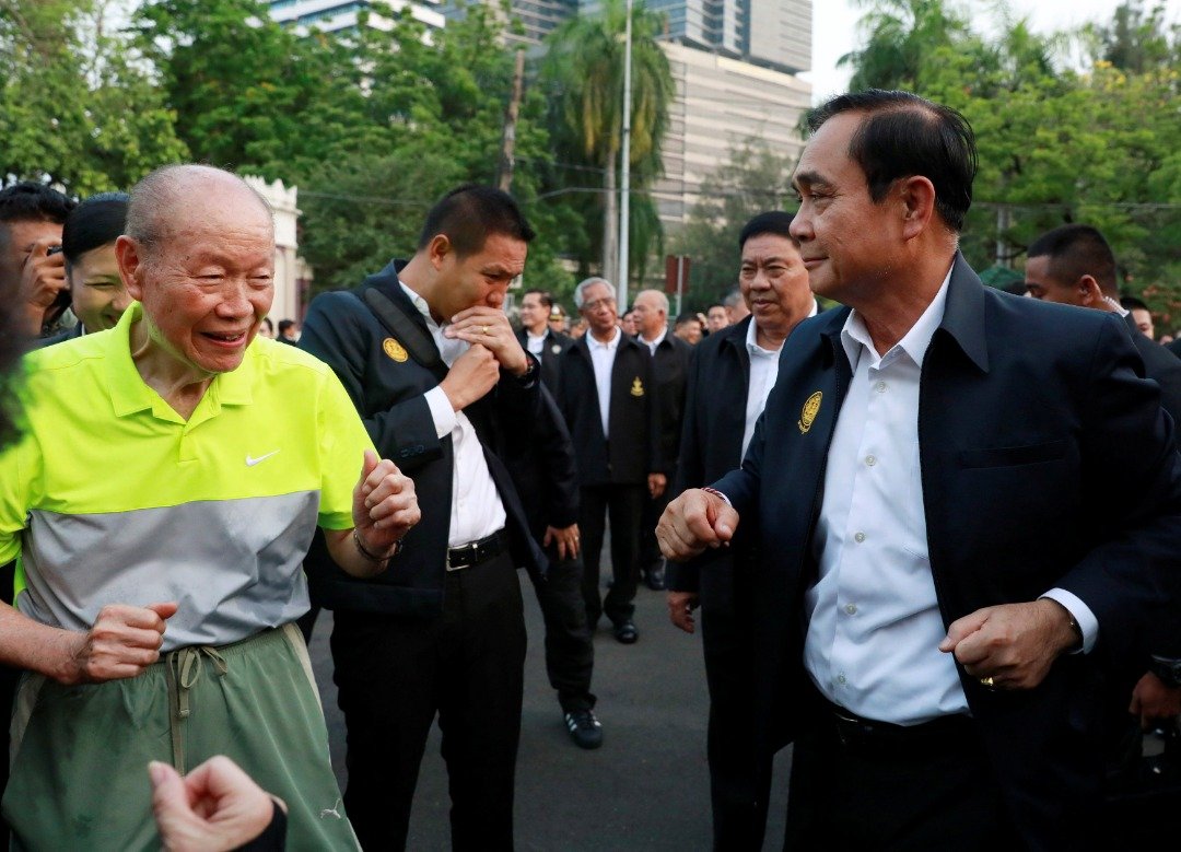 泰国将在周日迎来自2014年军事政变后的首次大选，各政党的竞选活动火力全开。来自亲军政府的公民力量党、平时不苟言笑的现任首相巴育（右）也放下架子，在曼谷伦披尼公园和晨运的长者一起做早操。