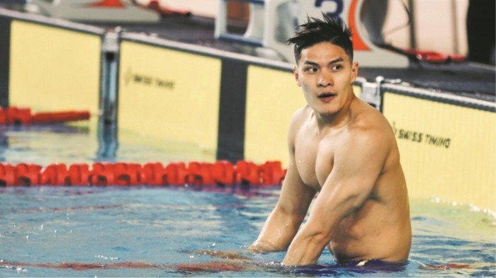 持有16个香港游泳纪录的杜敬谦，被证实在美国佛罗里达州训练期间晕倒不治，终年26岁。
