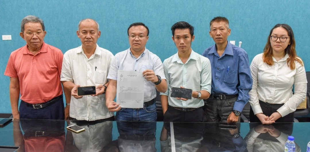 游佳豪（左3）向媒体讲述华裔男子带疑似冰毒物品到服务中心求助的经过。左起为蔡秋发、蔡宗荣；右起为郑晶慧、蔡贤德及赖俊权。