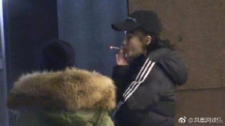 杨颖在医院外吸烟。