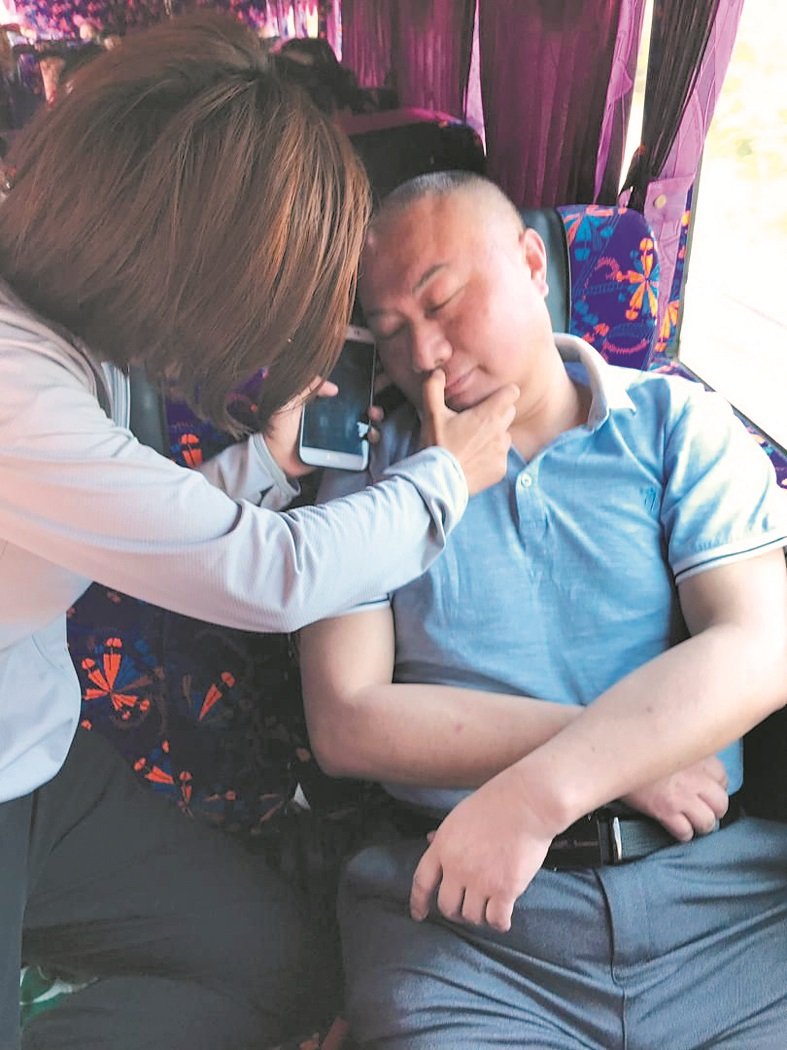 一名游客疑因等待太久而不支晕倒，被导游扶上旅游巴士上休息。