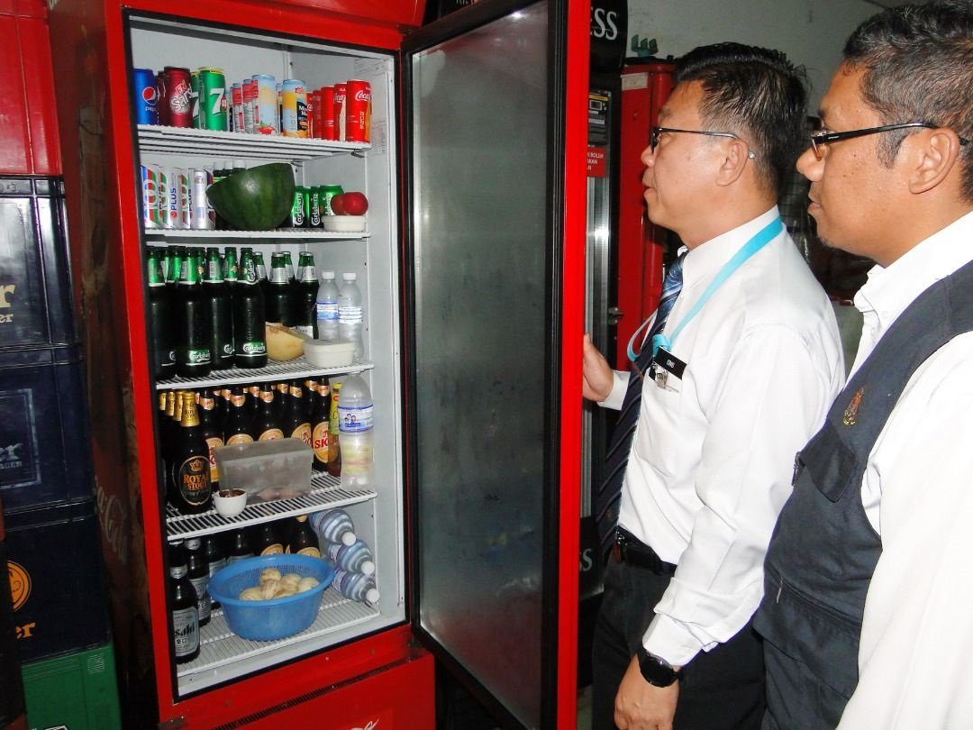王勇元（左）指出，啤酒与汽水饮料和切开的水果不可同放在一个雪柜内。