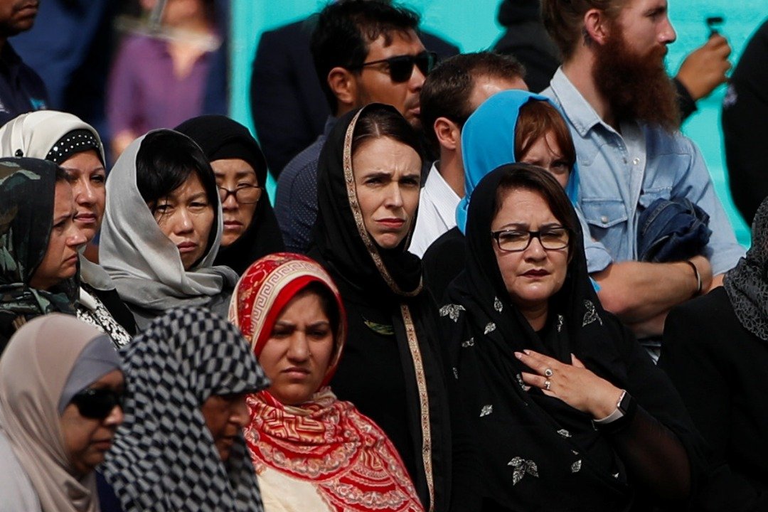 纽西兰总理阿德恩（中）戴上穆斯林头巾，在哈格利公园与民众一同参与默哀集会。阿德恩近日频频基督城慰问受害者家属，又对国民温柔喊话呼吁团结，还迅速推进枪支管制法例，展现坚强与领导能力，受到国际好评。