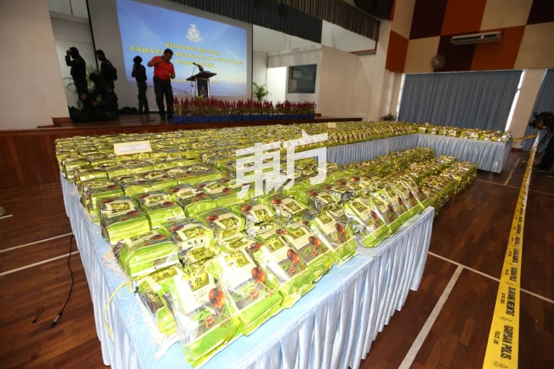 警方展示2000包总值1亿320万令吉，以“观音王”包装袋封藏冰毒的。（摄影：刘文聪）