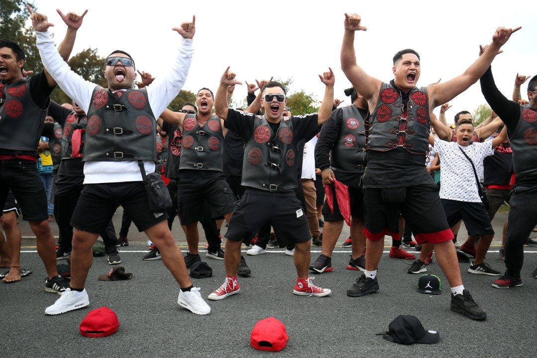 黑帮组织Mongrel Mob的成员，周五在北岛北部的哈密尔顿市一座清真寺外，表演了毛利人战舞，以纪念在恐袭中遇害的民众。