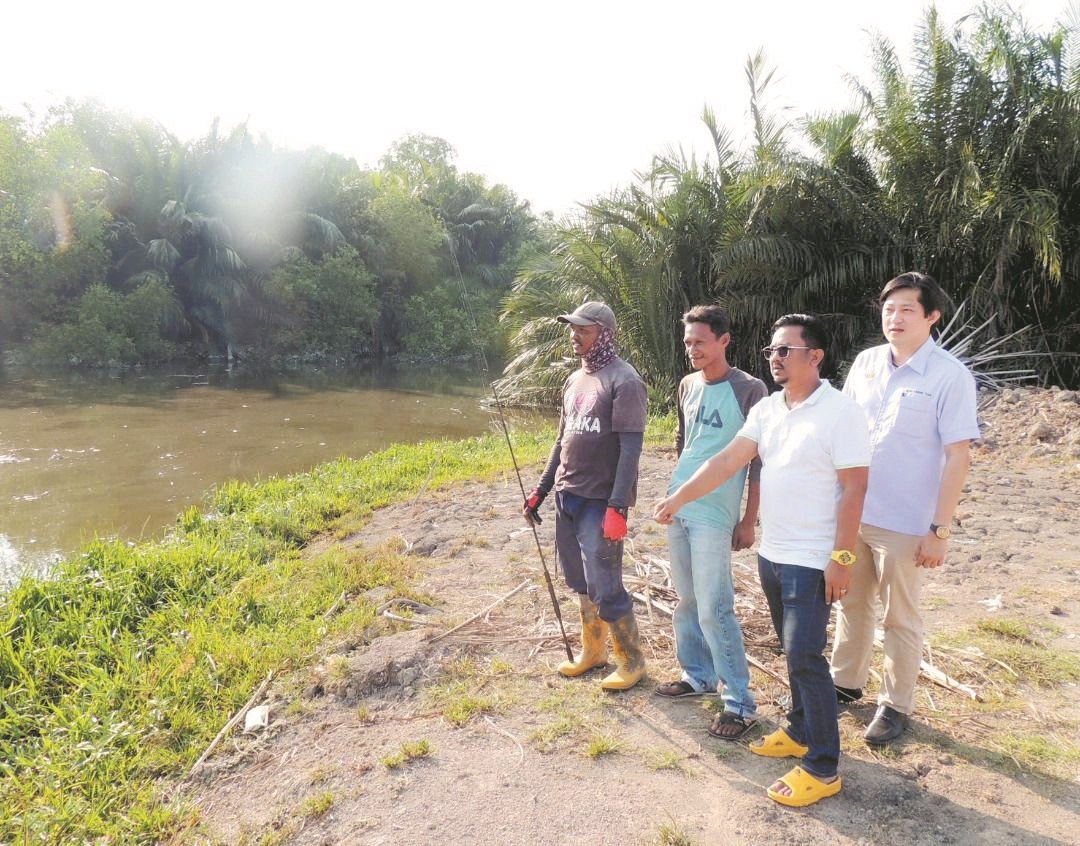 阿诺尤瑟夫（左3起）及威省市议员萧伟洪视察周一被垂钓者钓起小鳄鱼的河流，并劝告当地垂钓者若钓到鳄鱼，需放生它们。