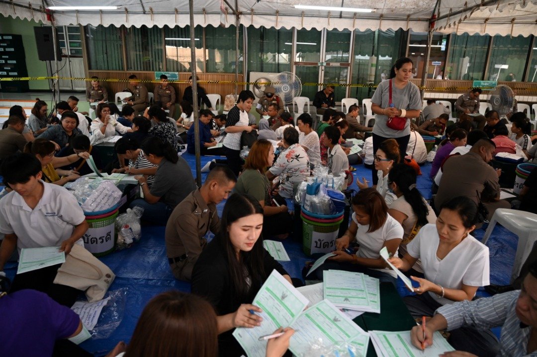 泰国将于周日举行2014年政变以来的首场大选。在曼谷的一个选委会办事处，选举官员周六在填写表格，领取投票箱和投票文件。