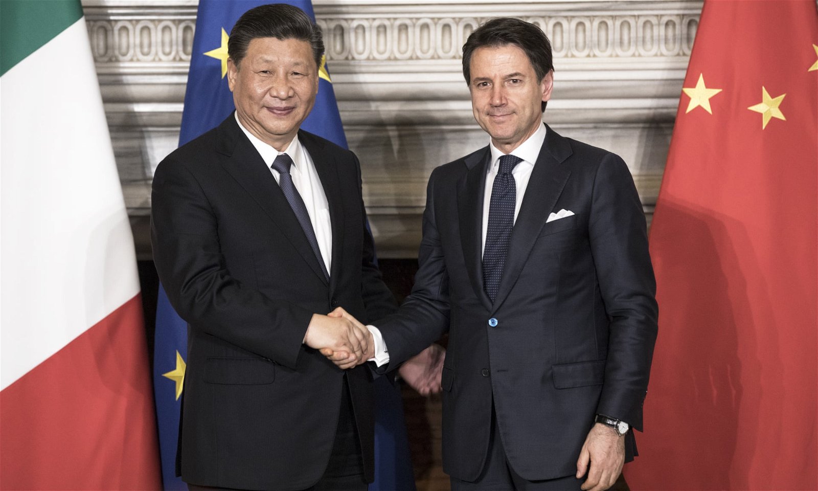 左起：中国国家主席习近平、意大利总理孔特。