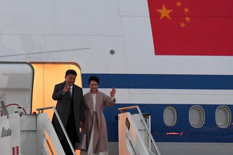 中国国家主席习近平与夫人彭丽媛，当地时间周四乘专机抵达罗马，开始对意大利进行国是访问。