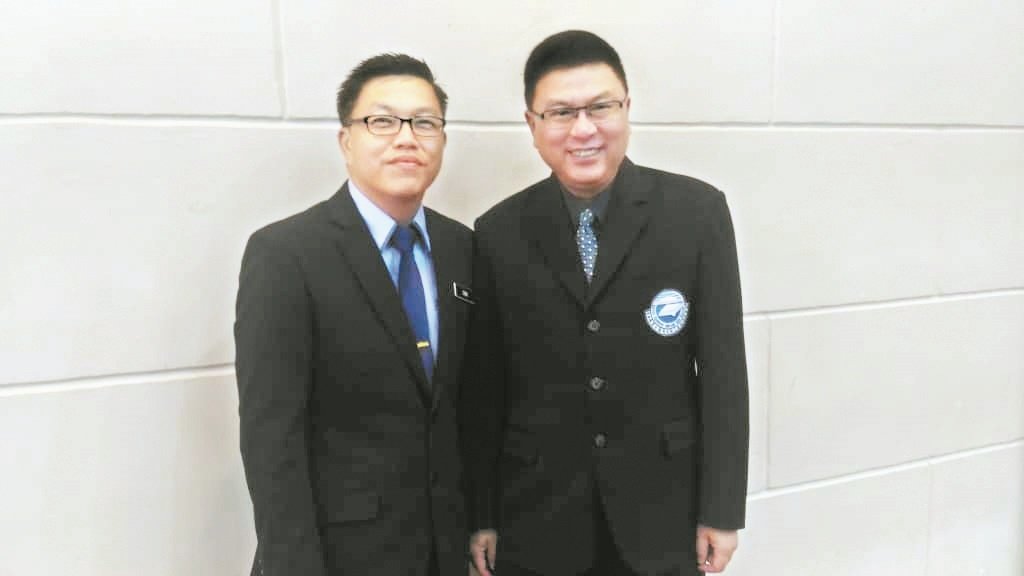 徐碠岏 （左）在太平华 联第三小学当副校长 时，获得廖文德校长的 栽培，而他也视后者 为恩师，两人亦师 亦友。