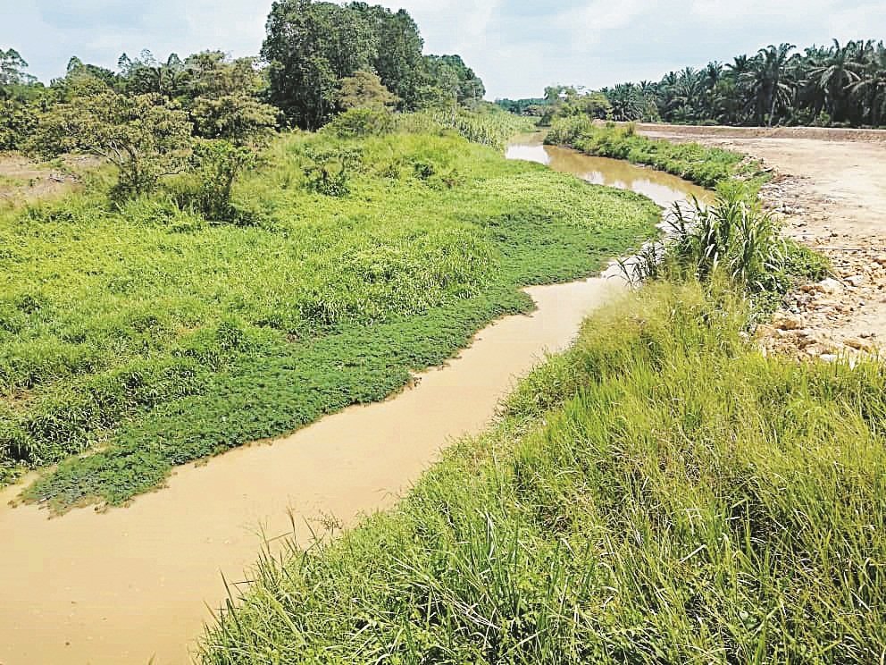 令金污水池破裂流入文律河 造成污染，吗什水坝也受到影响。