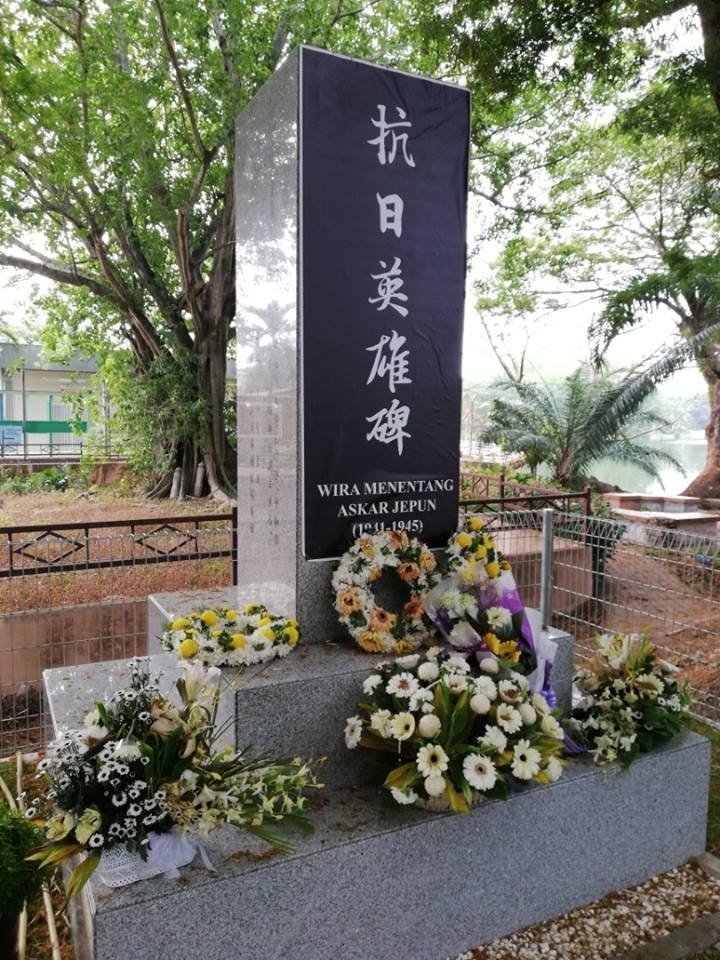 马青亚罗士打区团团员，周日到日军慰灵碑悬挂“日军不是英雄”等字眼的横幅，以行动表示抗议。
