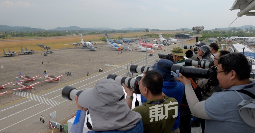 媒体周一获得率先参观位于浮罗交怡国际机场的航空及海事防御展，许多摄影师纷纷掏出大炮型的长镜头，拍下各种平常鲜少露面的战机。（摄影：蔡开国）