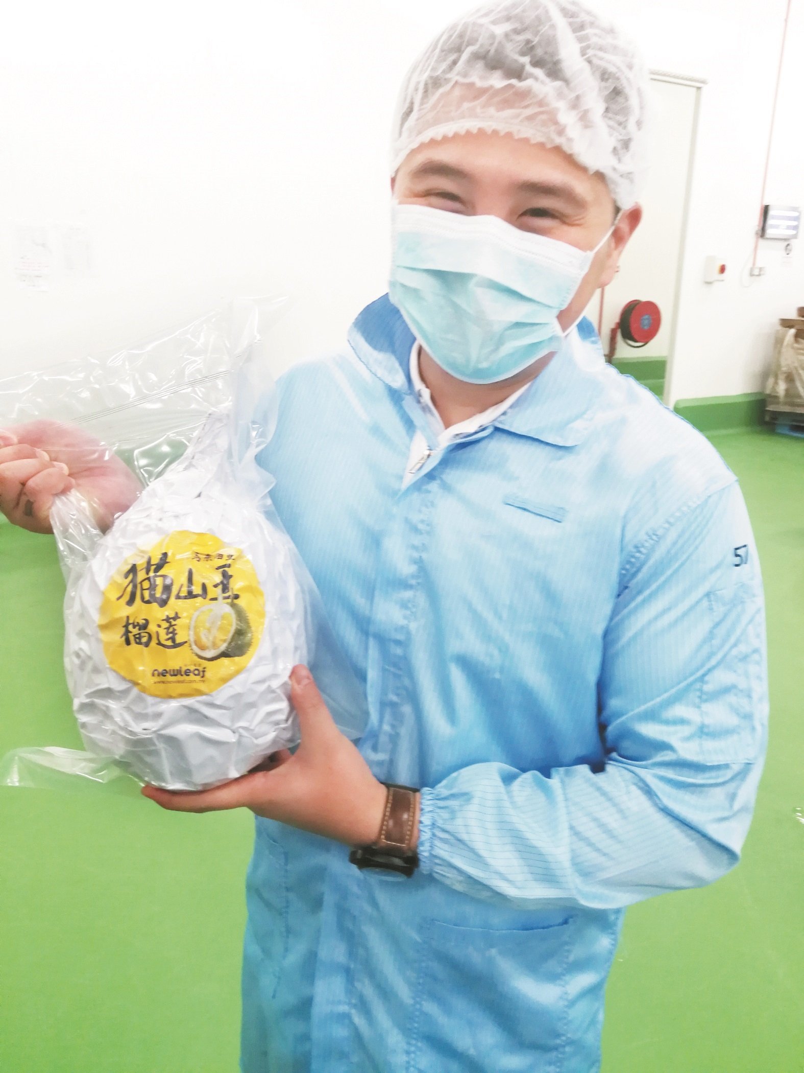 包装冷冻带壳榴梿出口到香港和加拿大，袁文浩决心成为本地农产领域推手之一。