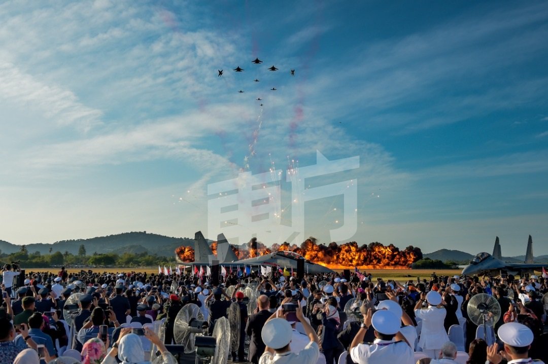2019年浮罗交怡国际海空展（LIMA）空中炫技飞行表演压轴爆破场面，令现场欢呼声及掌声连连。