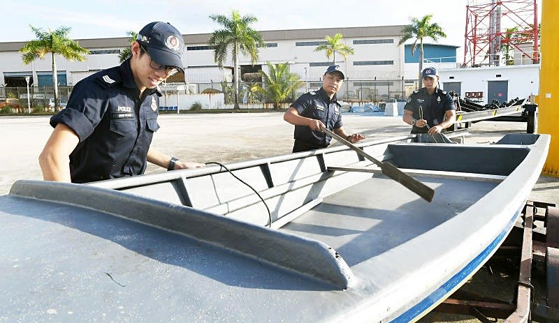 警方海岸卫队成功拦截乘坐玻璃纤维船，企图偷渡进新加坡的非法移民。