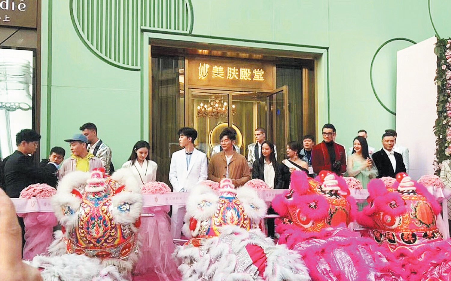 范冰冰北京美容店开业，李晨和范丞丞亮相剪彩。