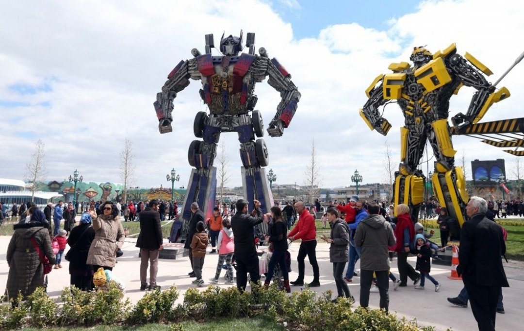 园区内有大人小孩都爱的变形金刚机器人巨型模型，吸引游客拍照留念。