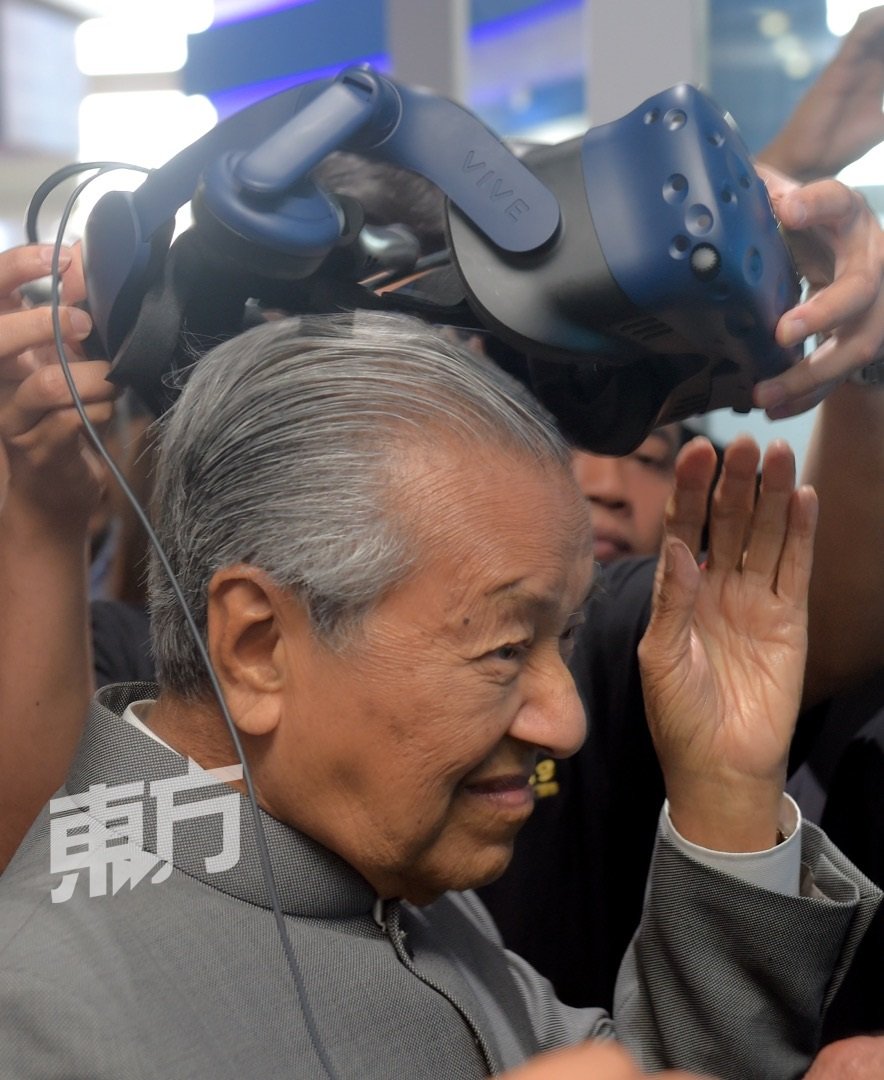 马哈迪于周四上午参访参展单位时，也在现场把玩虚拟实境（VR）。