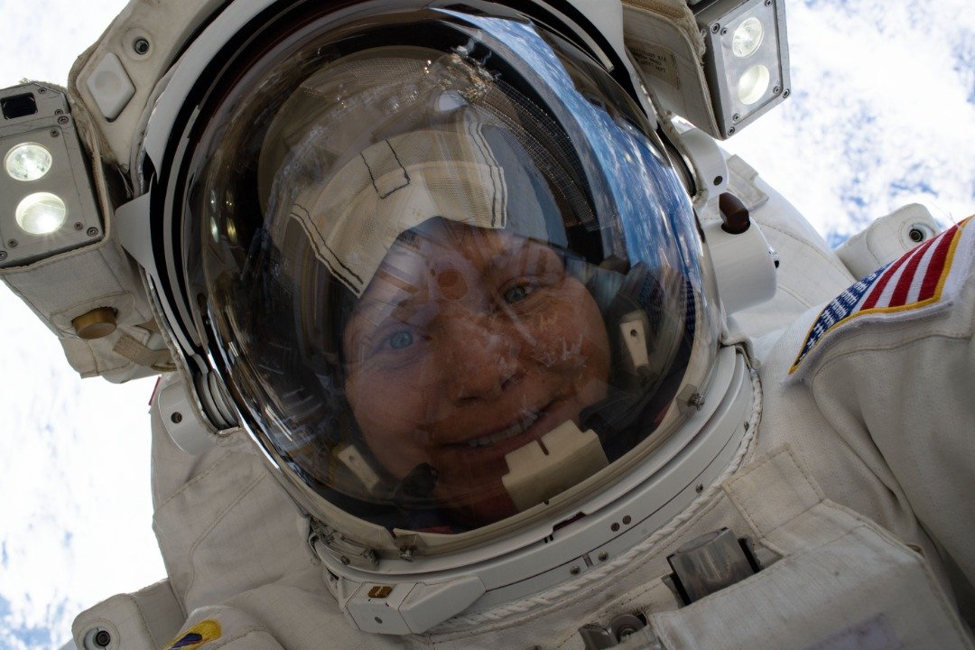 上周五进行太空任务行走时，麦克莱恩在离地球表面400多公里的太空中自拍留念。
